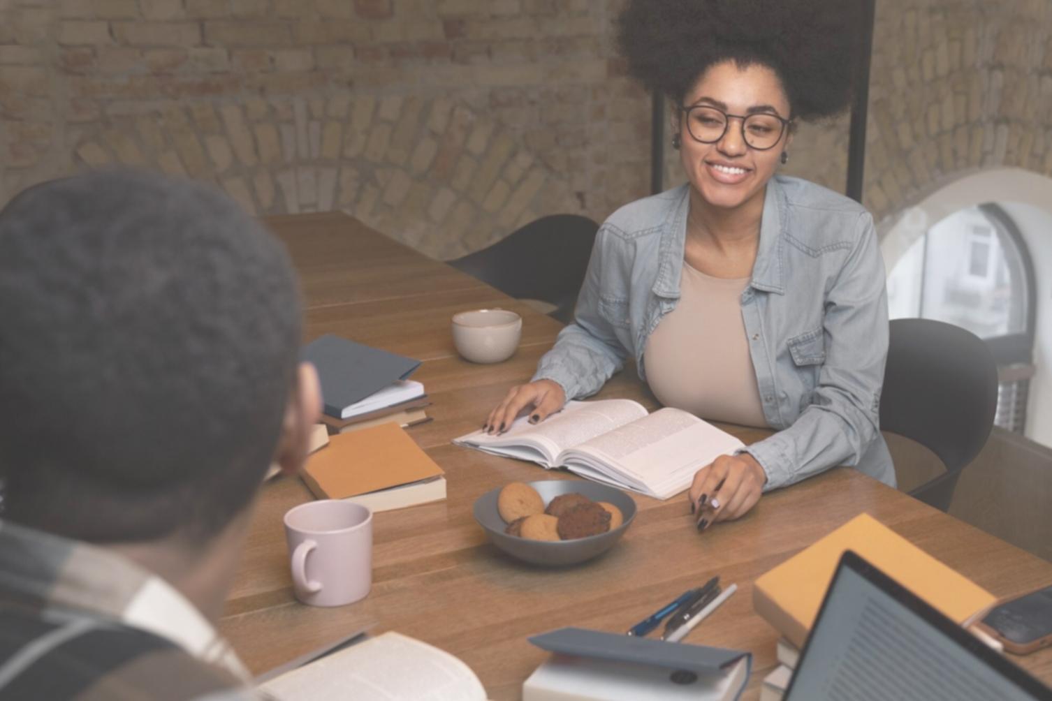 Finanzanalysten bei der Zusammenarbeit im modernen Arbeitsumfeld